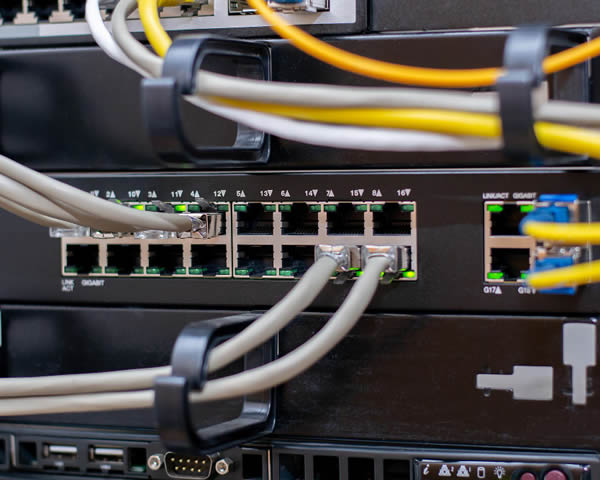 Configuración segura de switches y routers